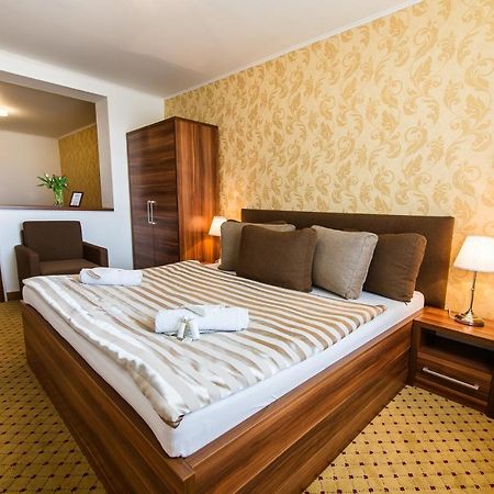 Hotel Merkur Kaluža Extérieur photo